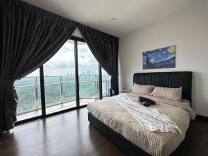 une chambre avec un lit et une grande fenêtre dans l'établissement Almas Muji Cozy Studio100mbps Netflix By STAY, à Nusajaya 69 autres photos
