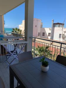 un tavolo su un balcone con vista sull'oceano di Dea Seaview a Cefalù