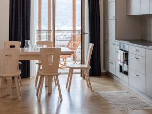 uma sala de jantar com mesa e cadeiras e uma cozinha em Vintlerhof em Bressanone