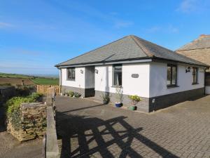 廷塔杰尔Chilowan的白色的房子设有围栏和庭院