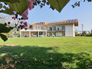 una casa con paneles solares en el techo en Agriturismo Locanda de l'Arguta, en Trento