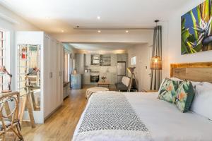 1 dormitorio con 1 cama y sala de estar en In Toto Retreat - Garden Route en Sedgefield