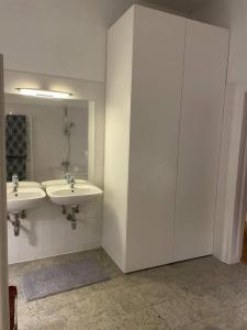 a bathroom with two sinks and a mirror at Charmante Innenstadtwohnung in Vienna