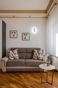 - un salon avec un canapé et une table dans l'établissement I Barcaioli, à Giardini Naxos