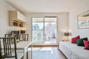 salon z kanapą i stołem w obiekcie Romantic Apartment with Terrace (52) HUTB: 004806 w Barcelonie