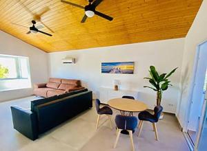 a living room with a couch and a table at Mar i Cel -Chalet con piscina privada- in Peniscola