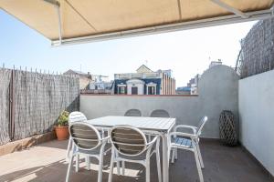 Biały stół i krzesła na balkonie w obiekcie Romantic Apartment with Terrace (52) HUTB: 004806 w Barcelonie