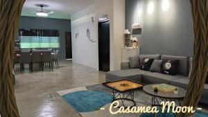 una sala de estar con un sofá y una mesa en Casamea MOON (Shoplot) 2 Bedroom-Free Wifi & Washer, en Sibu
