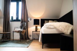 sypialnia z łóżkiem, krzesłem i oknem w obiekcie Mały Bór w mieście Lgiń