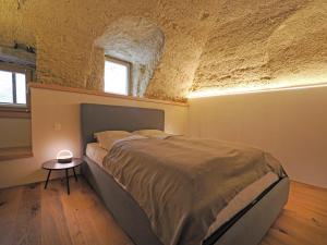 Giường trong phòng chung tại Rustico Mulino1 - Fully Renovated Near Locarno and Ascona
