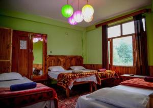 Postel nebo postele na pokoji v ubytování YOLO Backpackers - Manali + 36 fotografií