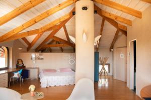 um quarto com uma cama num quarto com tectos em madeira em Il Gomitolo em Biella