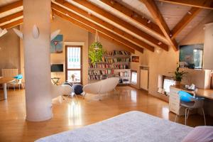 a large living room with wooden ceilings and wooden floors at Il Gomitolo in Biella