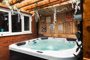 a jacuzziificialificialificialificialificialificialificialificialificialificialificial at Elegant 2 bed with hot tub and a host of amenities in Liverpool