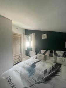 Un dormitorio con una cama grande con una pintura. en Cocooning chez Sabine en Lavilledieu