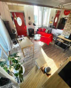 - un salon avec un canapé rouge dans l'établissement Matilda's lovely 2-bedroom house, à Vilnius