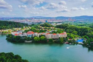 Good View Hotel Tangxia - 15 mins drive from Dongguan South Railway Station في دونغقوان: اطلالة جوية على منتجع في جزيرة في الماء
