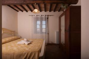 Un dormitorio con una cama con una toalla. en La casina di Bonucci, en Monte Santa Maria Tiberina