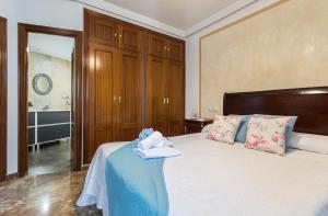 sypialnia z łóżkiem i ręcznikami w obiekcie Vistas Montealto Amplio 3 rooms 2 baños w mieście Jerez de la Frontera
