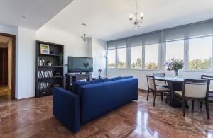 salon z niebieską kanapą i stołem w obiekcie Vistas Montealto Amplio 3 rooms 2 baños w mieście Jerez de la Frontera