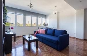 niebieską kanapę w salonie z oknami w obiekcie Vistas Montealto Amplio 3 rooms 2 baños w mieście Jerez de la Frontera