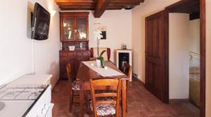 eine Küche mit einem Tisch und Stühlen im Zimmer in der Unterkunft La casina di Bonucci in Monte Santa Maria Tiberina