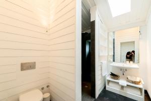 łazienka z toaletą i umywalką w obiekcie Casas da Prainha C w mieście Companhia de Baixo