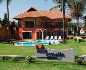 una casa con piscina frente a ella en Villa Espana en Sam Roi Yot
