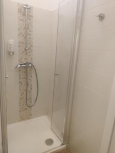 A bathroom at CH-Hostel