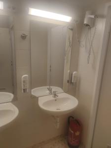 A bathroom at CH-Hostel