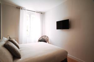 TV i/ili multimedijalni sistem u objektu Sognu di Matteu - Bel appartement entièrement climatisé - vue mer, vieux port Bastia