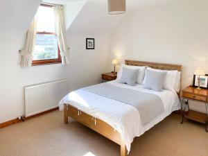 Clachan的住宿－Innish - Uk38783，一间卧室配有一张带白色床单的床和一扇窗户。