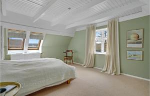 um quarto com paredes verdes, uma cama e janelas em Awesome Home In Sams With Wifi em Nordby
