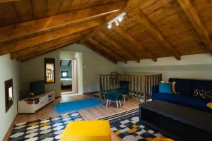 ein Wohnzimmer mit einem blauen Sofa und Holzdecken in der Unterkunft Miranda's Escape in Agria