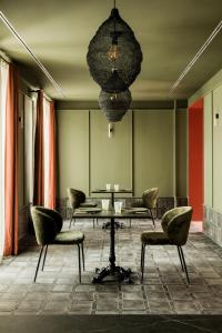 a room with a table and chairs and a chandelier at CASA Y FONDA 1888 in Alcalá de Henares