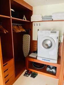 Un lave-linge et un sèche-linge sont installés dans un placard. dans l'établissement Lakeside Allamanda Apartment, à Bang Tao Beach