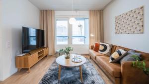 于韦斯屈莱Rahulihomes Lutakko的客厅里有一张沙发和一台电视