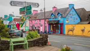 een straat met kleurrijke gebouwen in een stadsstraat bij No 14 Holiday Village House, Sneem, 4 bedrooms in Sneem