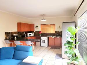 O bucătărie sau chicinetă la Mnqobi Lifestyle Apartments