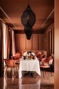 CASA Y FONDA 1888 في ألكالا دي إيناريس: غرفة طعام مع طاولة وكراسي