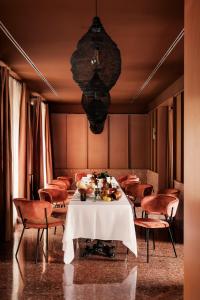 a dining room with a table and chairs at CASA Y FONDA 1888 in Alcalá de Henares