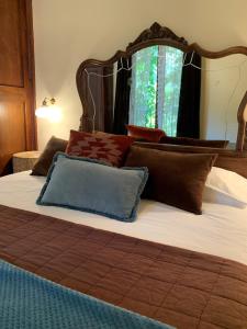 1 cama grande con almohadas marrones y ventana en Casa Argentera en Argentera