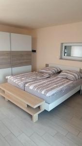 - une chambre avec un grand lit et une fenêtre dans l'établissement Kortina 1, à Koper