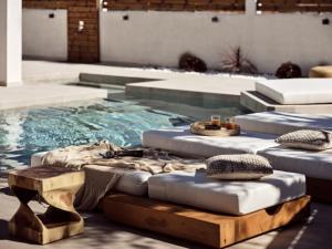 einem Pool mit Matratzen und einem Pool in der Unterkunft Estelle Luxury House in Zakynthos