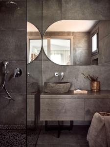 La salle de bains est pourvue d'un lavabo et d'un miroir. dans l'établissement Estelle Luxury House, à Zante