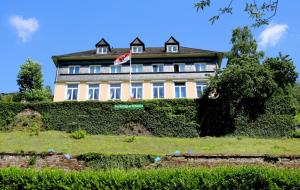 コッヘムにあるAlte Weinbauschuleの高台旗のある大きな建物