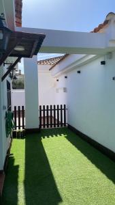 - un balcon avec de l'herbe verte sur une maison dans l'établissement MARAVILLOSO DUPLEX EN ÍTRABO, à Ítrabo