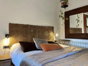 uma cama com duas almofadas num quarto em Casa Argentera em Argentera