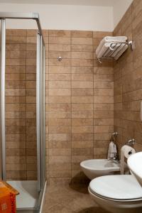 W łazience znajduje się toaleta, umywalka i prysznic. w obiekcie Garnì Centrale w mieście Roncone