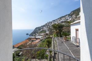een balkon met uitzicht op de kust van Amalfi bij Casa Madonna del Mare in Praiano